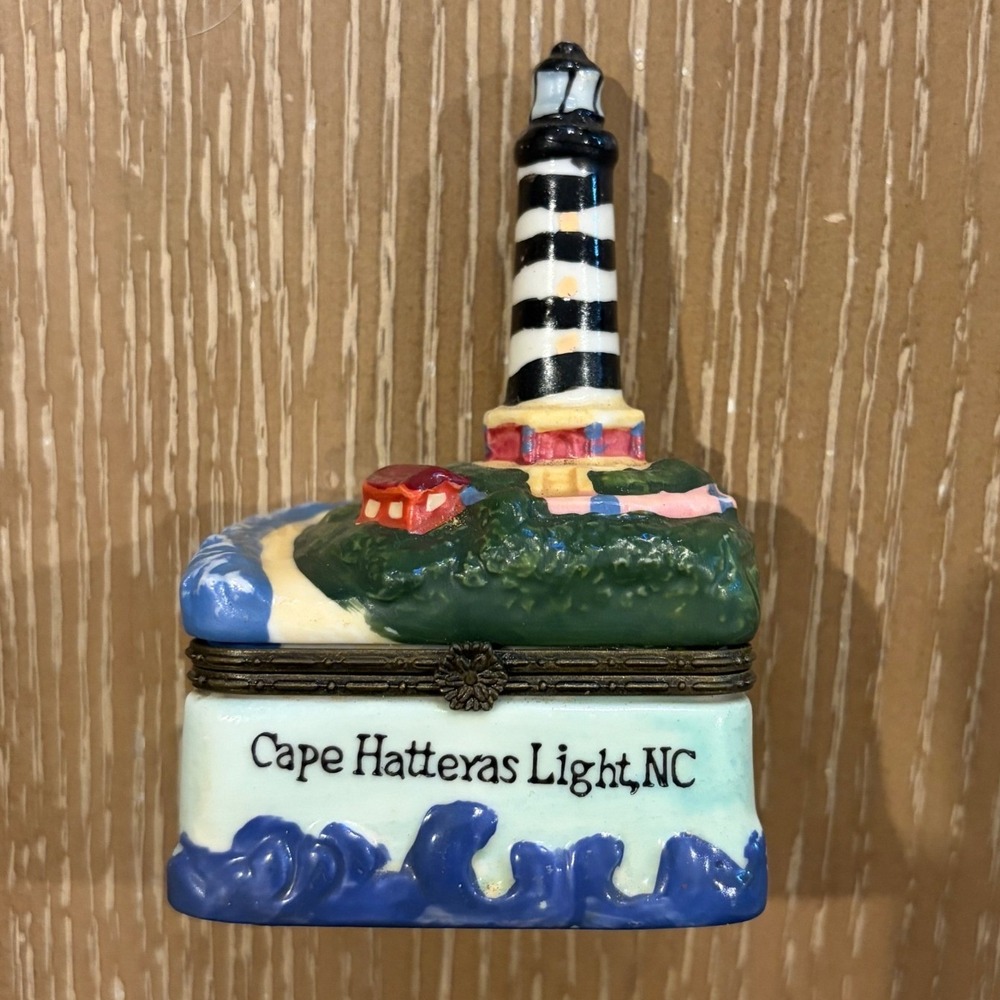 Cape Hatteras Light,NC Lighthouse Collection Ceramic Hinged Trinket Box Souvenir